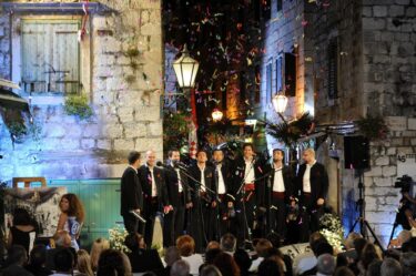 Slika od Festival dalmatinskih klapa u Omišu mogao bi proći bez Šibenčana, a nekoć su na omiškoj pjaceti znale zapjevati po četiri klape iz Županije