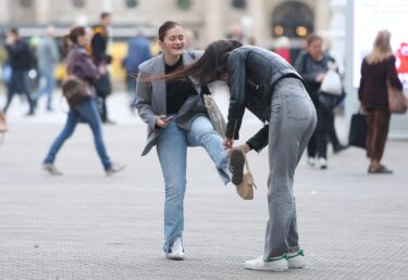 Slika od Fotka dana: Dvije djevojke na Trgu bana Jelačića pokazale što je pravo prijateljstvo