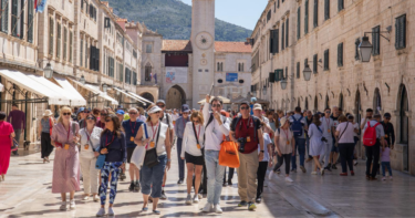 Slika od FOTO Dubrovnik je već krcat turistima, ima i kupača