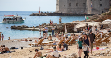 Slika od FOTO Kao da je počelo ljeto: Plaža u Dubrovniku je puna ljudi