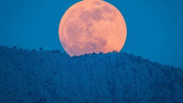 Slika od FOTO Pogled na izlazak punog Mjeseca iznad planine Perun