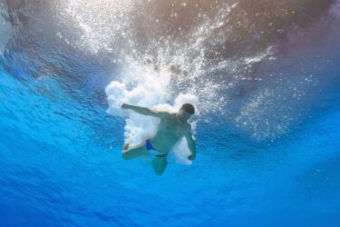 Slika od Francuski olimpijski skakač u vodu na otvaranju bazena u Parizu urnebesno pao i osramotio se pred Macronom