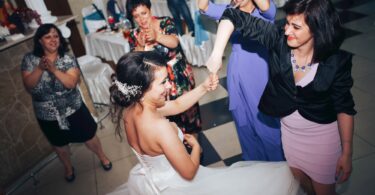 Slika od Grci na svadbama razbijaju hrpe tanjura, postoji više vjerovanja zašto to rade