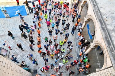 Slika od Gužva na Stradunu, rijeke trkača sa svih strana svijeta na Dubrovačkom polumaratonu, te utrci građana