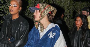 Slika od Hailey Bieber popularizira nošenje marame u bakinom stilu