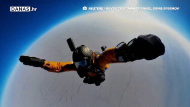 Slika od Hrabri ruski trojac skočio iz stratosfere na Sjeverni pol! Smrzli su se na -50, ali su postavili svjetski rekord