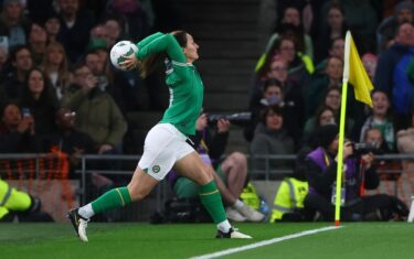 Slika od Irkinja baca lopte iz auta brže, dalje i jače od većine nogometaša: Ovo je daleko opasnije od slobodnog udarca
