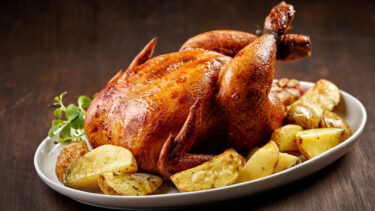 Slika od Jamie Oliver podijelio ‘čaroban trik’ uz koji pečena piletina nikad neće biti suha