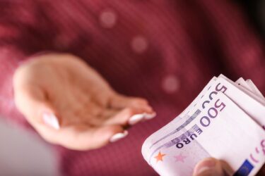 Slika od Jedan trgovački lanac u Hrvatskoj radnicima je podigao plaće za 400 eura, drugi im je isplatio 3600 eura bonusa