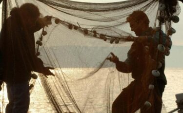 Slika od Kaljski ribar s dizajnerima udahnuo novi život starim mrežama, stvorili su sjajnu kolekciju