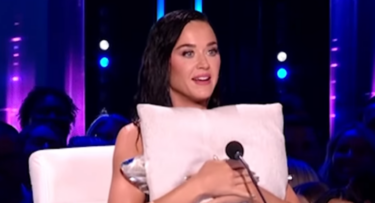Slika od Katy Perry zamalo pokazala grudi u emisiji: Sakrivala ih je jastukom