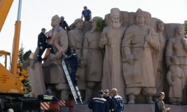 Slika od Kijev uklanja golemi spomenik koji slavi bliskost Ukrajine i Rusije