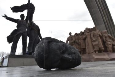 Slika od Kijev uklanja spomenik koji slavi bliskost Ukrajine i Rusije