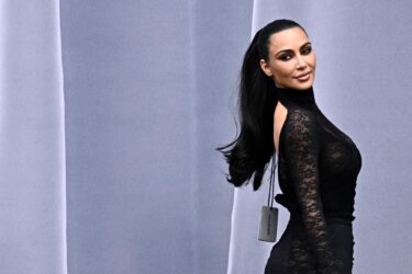 Slika od Kim Kardashian objavila fotografiju u oskudnome bikiniju, bez photoshopa: ‘Neće li ti se ta plastika otopiti na suncu?‘