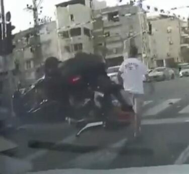 Slika od Kontroverzni izraelski ministar imao prometnu nesreću, snimke su strašne; Prošao kroz crveno, auto završilo na krovu