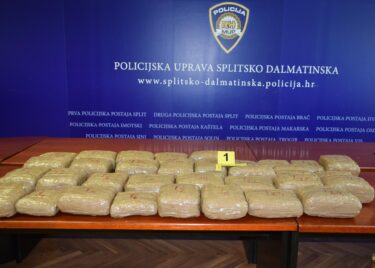 Slika od Kraj Splita uhićen mladić s 32 kilograma marihuane: u bijegu pred inspektorima prevrnuo košnice, pčele ih sve izbole