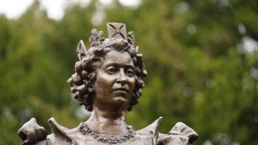 Slika od Kraljica Elizabeta II. i njezini psi dobili kip! Evo koliko je koštao