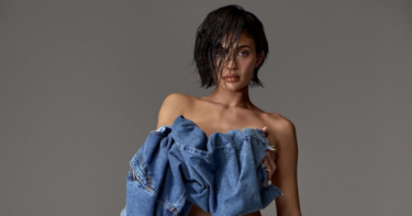 Slika od Kylie Jenner pokazala svoju figuru dok je pozirala u toplesu za novu kampanju Khyja