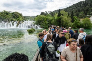 Slika od Lijepo vrijeme brojne je turiste privuklo u Nacionalni park Krka. Ravnateljica: ‘Povećava se i broj domaćih gostiju‘