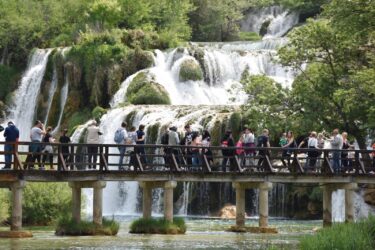 Slika od Ljeto u proljeće privuklo brojne turiste u NP Krka. Direktorica otkriva kolike su cijene ulaznica