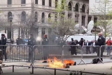 Slika od Ljudi frapirani gledali kako se muškarac zapalio ispred sudnice: ‘Nisam mislio da će stvarno to učiniti’