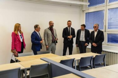 Slika od Ministar Erlić i gradonačelnik Burić obišli STEM učionicu u Osnovnoj školi Juraj Dalmatinac
