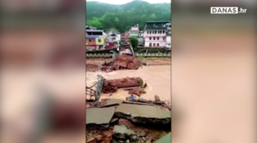 Slika od Most pao kao kula od karata, Kina na udaru jakih kiša i poplava