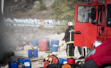 Slika od Na benzinskoj pumpi u Šibeniku izgorjelo vozilo. Šibenski vatrogasci brzom intervencijom spriječili katastrofu