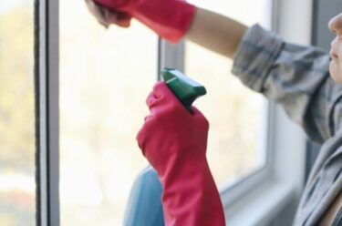 Slika od NAJBOLJI TRIK! Uz par kapi omekšivača napravite moćnu tekućinu za jednostavno pranje prozora!