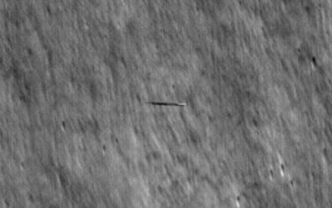 Slika od NASA-in lunarni orbiter snimio “uljeza” iznad Mjesečeve površine, no nije riječ o izvanzemaljcima