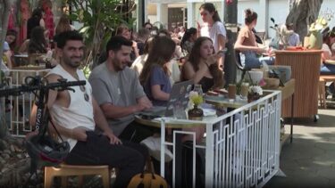 Slika od Nedjelja u Tel Avivu, dan nakon iranskog napada. Prepune ulice i kafići: ‘Moramo pokazati da se ne bojimo’