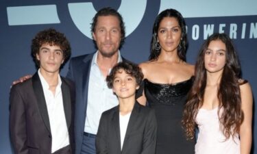 Slika od Njegova najveća podrška: Matthew McConaughey sa suprugom i djecom pozirao na gala večeri