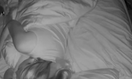 Slika od Noću nemirno spavala, pa postavila kameru da vidi zašto i ostala zaprepaštena kad je vidjela što joj ‘pleše‘ po krevetu