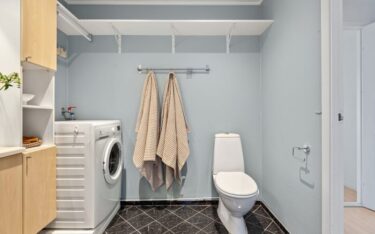 Slika od Oglas za stan kakav se ne vidi često: Na WC školjku mogu samo niži od metar i pol, a cijena…
