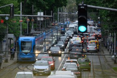 Slika od Osim zbog vremena, kaos u Zagrebu stvorio i zastoj tramvaja. Puknula žica, linije idu drugačijom trasom