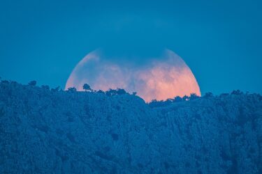 Slika od ‘Pink Moon’ oduševio Splićane! Izašao je iznad Peruna, najavljuje ljeto, a gledat ćemo ga do četvrtka