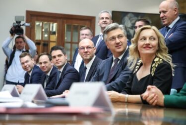 Slika od Plenković predao listu HDZ-a za EU parlament: Očekujem da će biti pobjednička