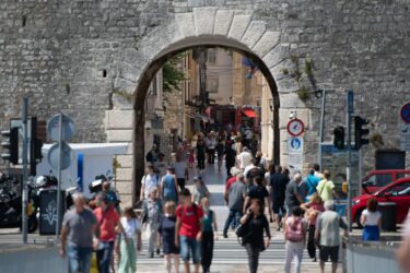 Slika od “Plodine” se žalile da im je Grad Zadar nezakonito naplatio reklamiranje, a Ustavni sud RH vratio slučaj na ponovno suđenje…