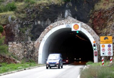 Slika od Pobuna na škoju: ‘Sramota! Stižu nam turisti, a vi tunel zatvarate na 12 dana?! Sada ćemo svi voziti s glavom u torbi‘