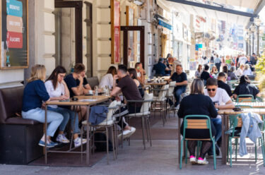 Slika od Pogledajte fotografije: Ovako se danas uživalo na terasama riječkih kafića! Sunce, kavica i društvo – raj na zemlji (tko može)