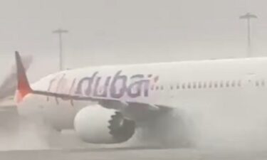 Slika od Pogledajte kako putnički zrakoplov u Dubaiju ‘glisira’ po vodi, obilna kiša poplavila grad