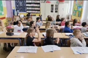 Slika od POGLEDAJTE VIDEO! Rasplesani mališani iz opatijske škole ‘Rikard Katalinić Jeretov’ pišu zadaću uz ‘Rim Tim Tagi Dim’ ritmove!