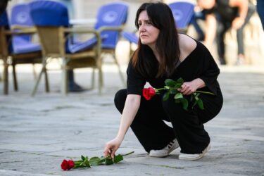 Slika od Pogledajte video: redateljica stala pred molitelje u Trogiru, promijenila majicu, dignula ružu i poslala snažnu poruku