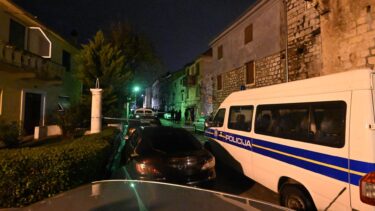 Slika od Policija pretresla kuću napadača iz Kaštela, skrivao je arsenal oružja. Stigla i tri kombija interventne…