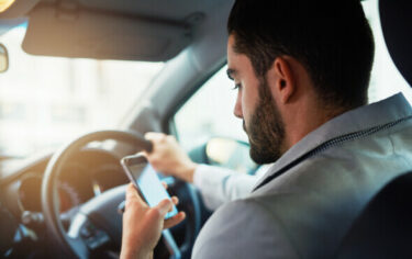 Slika od Poražavajući podaci: Svaka treća prometna nesreća posljedica je korištenja mobitela