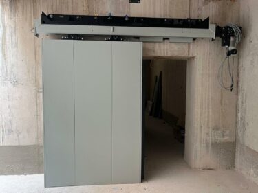 Slika od Postavljena zaštitna vrata teška 4,5 tone na bunkeru, linearni akcelerator spreman za isporuku!