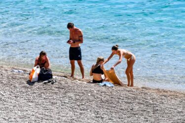 Slika od Povirili smo na Banje i iznenadili se koliko je kupača na plaži s najljepšim pogledom na svijetu