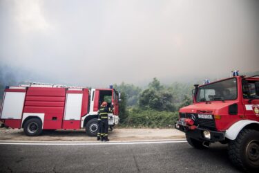 Slika od Požar u Vrpolju: na terenu 53 vatrogasca sa 19 vozila, gašenje otežavaju vjetar i nepristupačan teren