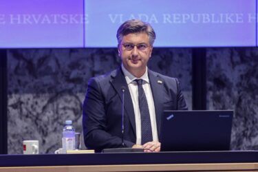 Slika od Premijer Andrej Plenković obraća se na početku sjednice Vlade