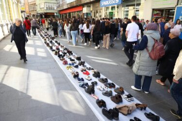 Slika od Prizori koji slamaju srce: u Sarajevu po ulicama postavljeno 11.000 cipela u znak sjećanja na žrtve rata